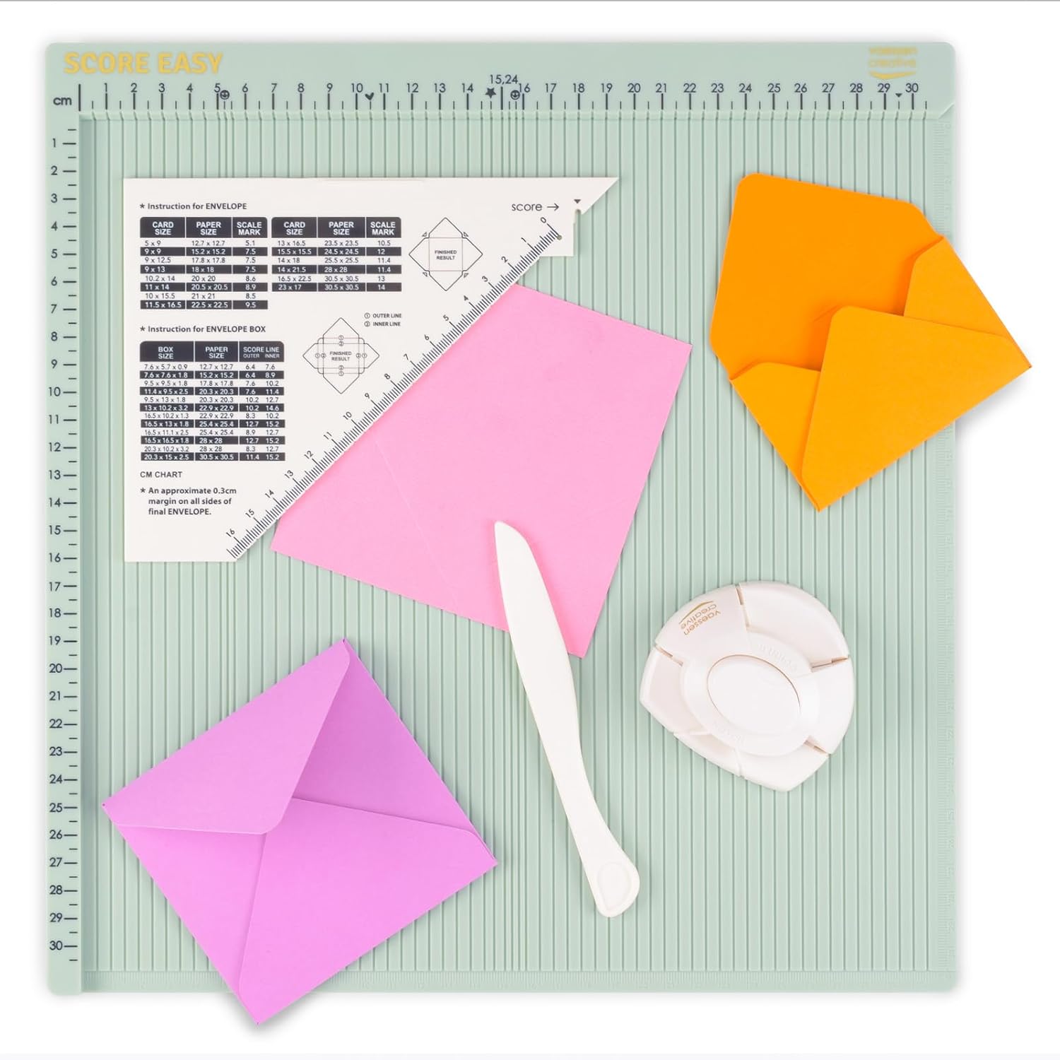 Detalle de Vaessen Creative Plaque de Rainurage Score Easy 30,5 x 30,5 cm + Arrondisseur d’Angle 2-en-1 – Kit Scrapbooking polyvalent