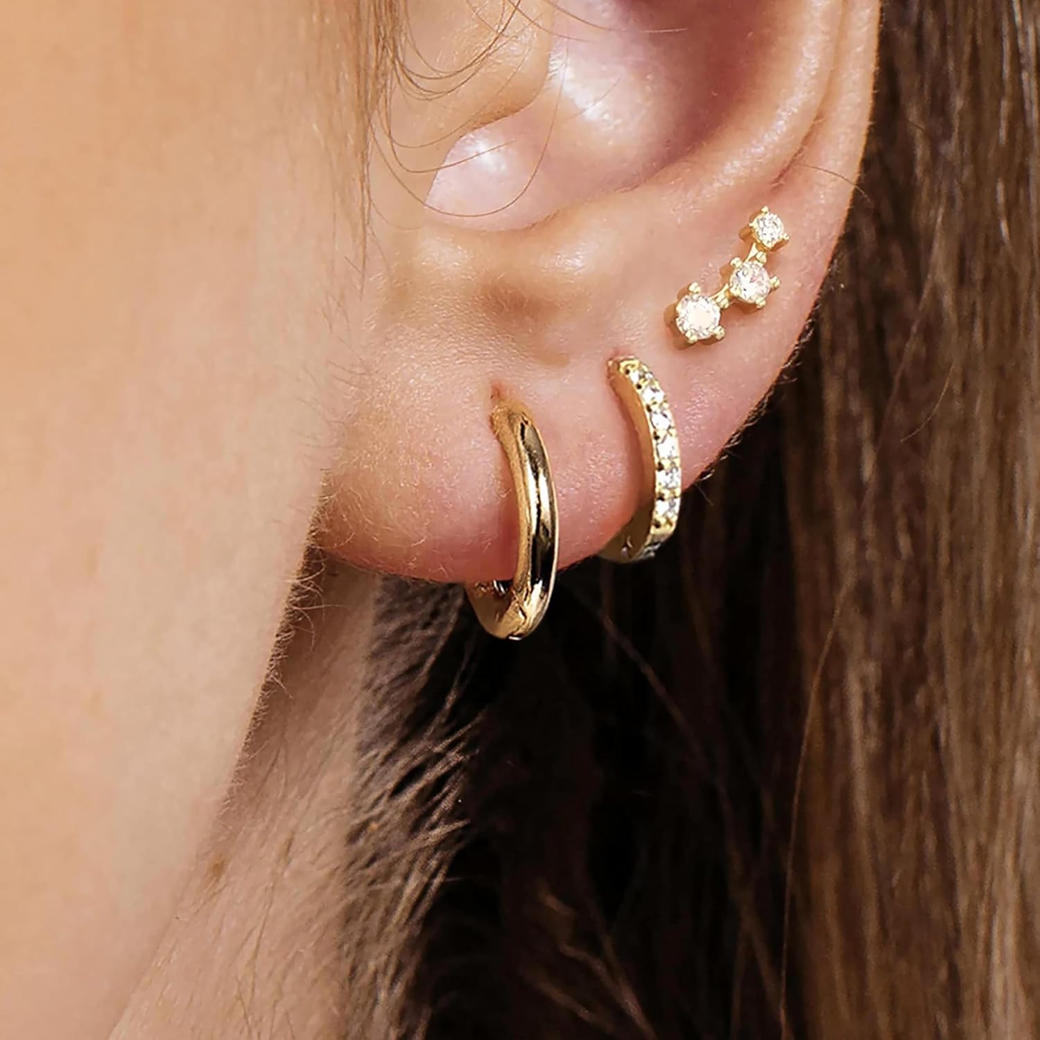 Detalle 2 de Freekiss Gold Huggie Hoop Earrings Set, 14K Gold-Plated Brass
