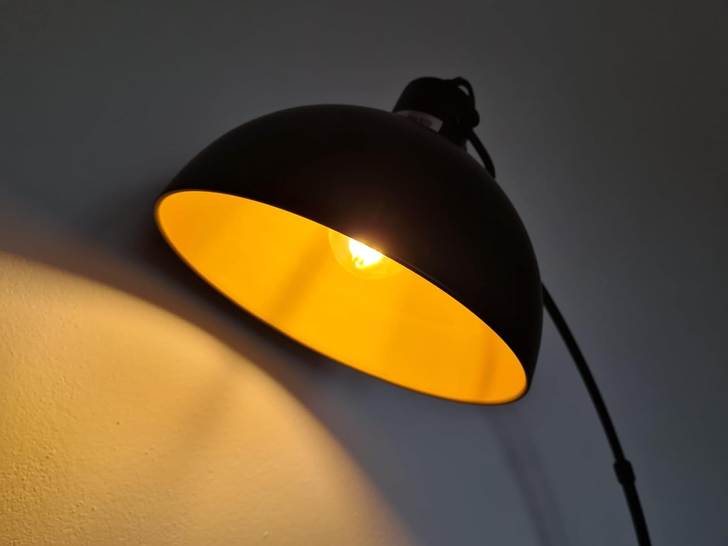 Detalle de Osasy Lampada da terra con arco in stile industriale – LED E27, design vintage per salotto e hotel