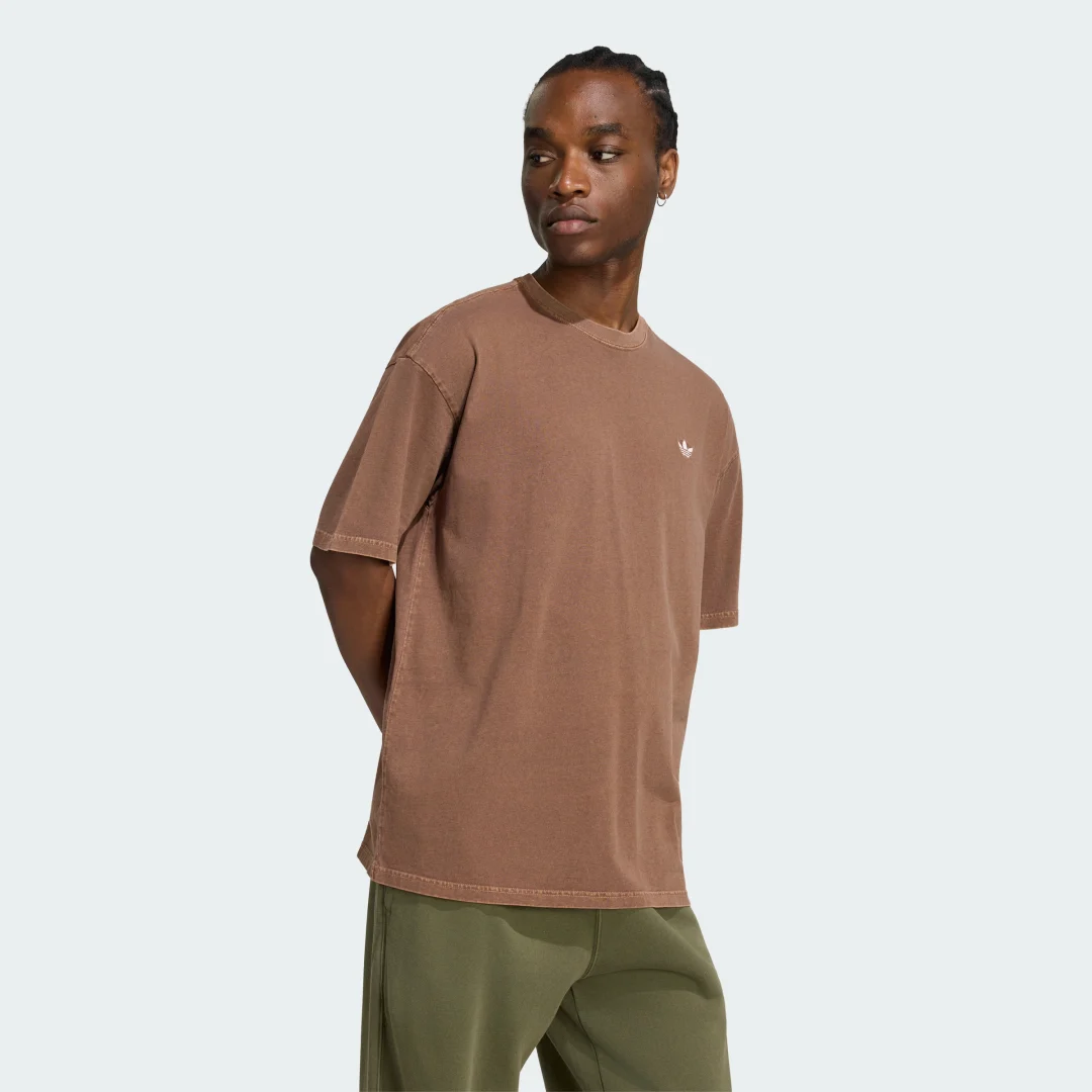 Detalle de Camiseta holgada Trefoil Essentials con efecto lavado y hombros caídos – Adidas