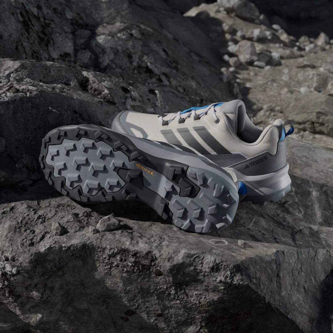 Detalle de Zapatilla de senderismo Terrex Skychaser Ax5 de Adidas — Beige
