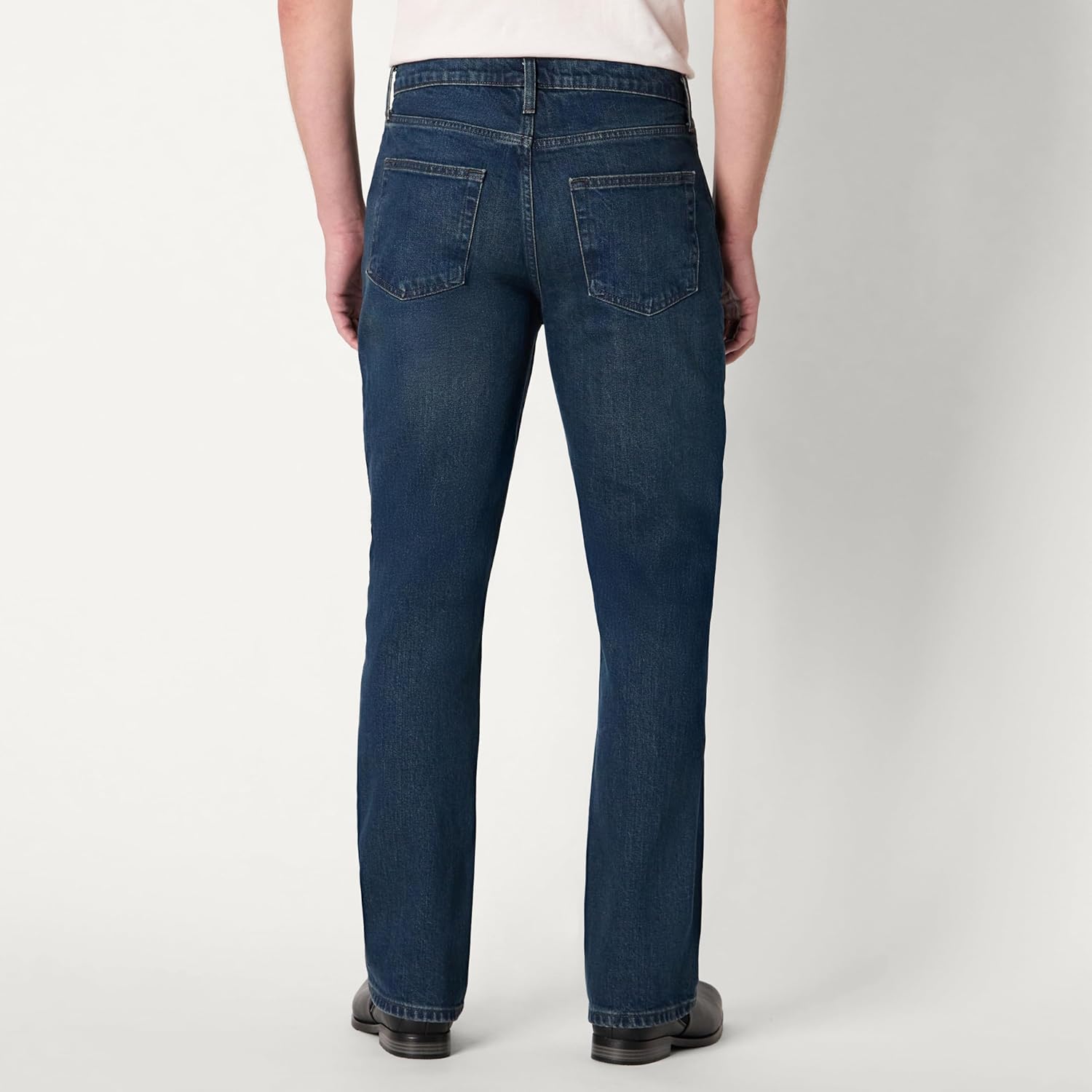 Thumbnail 1 de Amazon Essentials Herren Straight-Fit Bootcut-Jeans mit geringem Stretchanteil – robuster Denim trifft zeitlose Silhouette