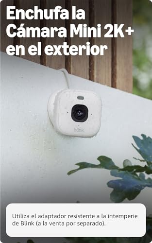 Detalle de Cámara Mini 2K+ Blink (última generación) con enchufe — seguridad doméstica 2K, visión nocturna en color y control por Alexa