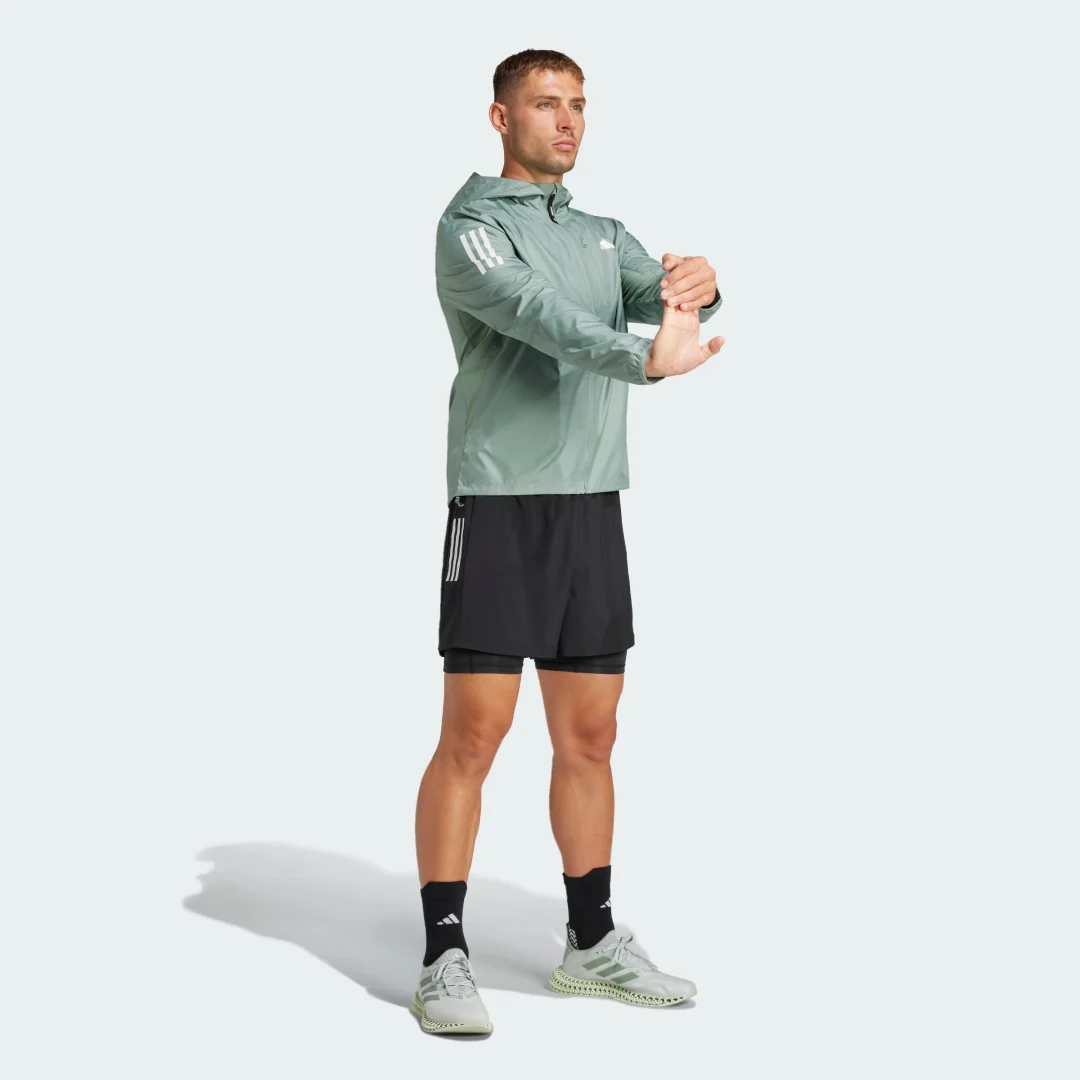 Detalle de Chaqueta Own the Run de Adidas: versatilidad en verde para tus entrenamientos