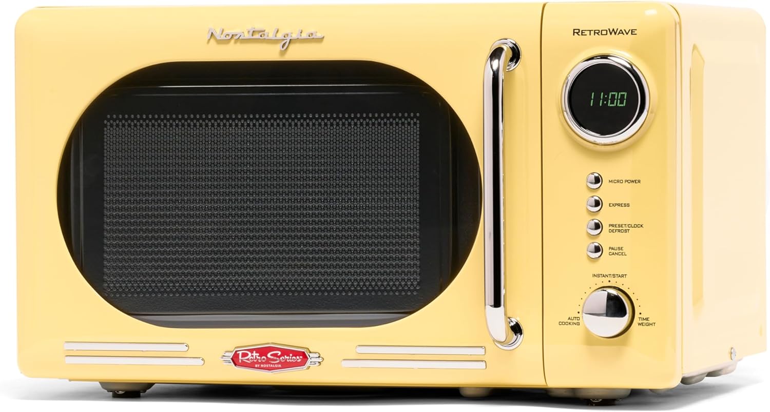 Detalle de Nostalgia Retro Compact Countertop Microwave Oven (0.7 Cu. Ft, 700W) in Yellow