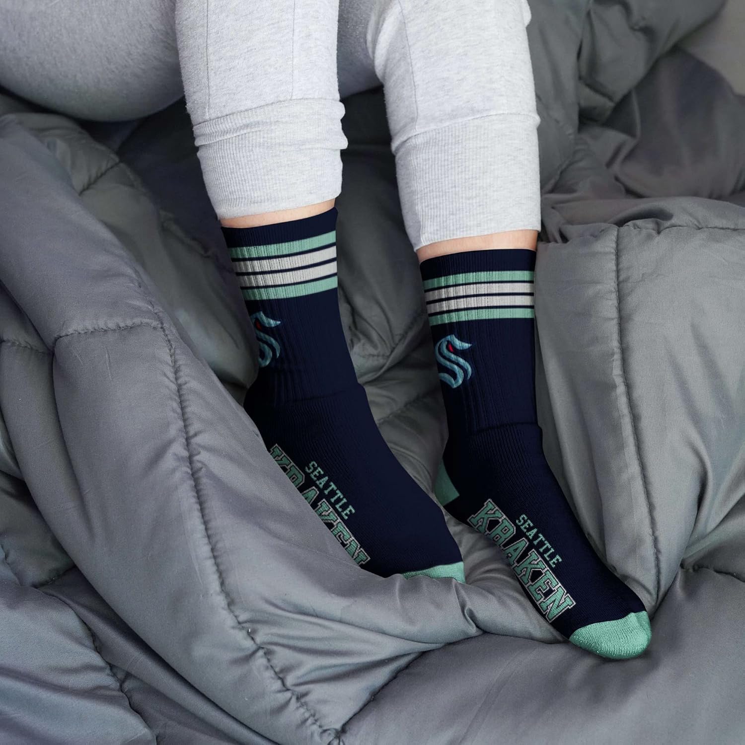 Detalle 2 de For Bare Feet Seattle Kraken 4 Stripe Deuce Crew Socks (Large)