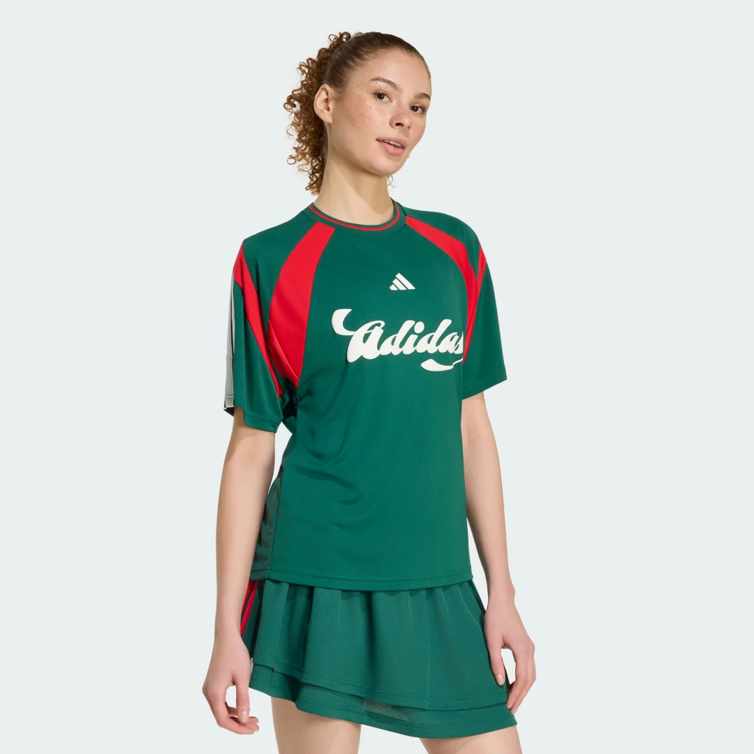 Detalle de Camiseta House of Tiro de Adidas en verde: comodidad para el día a día