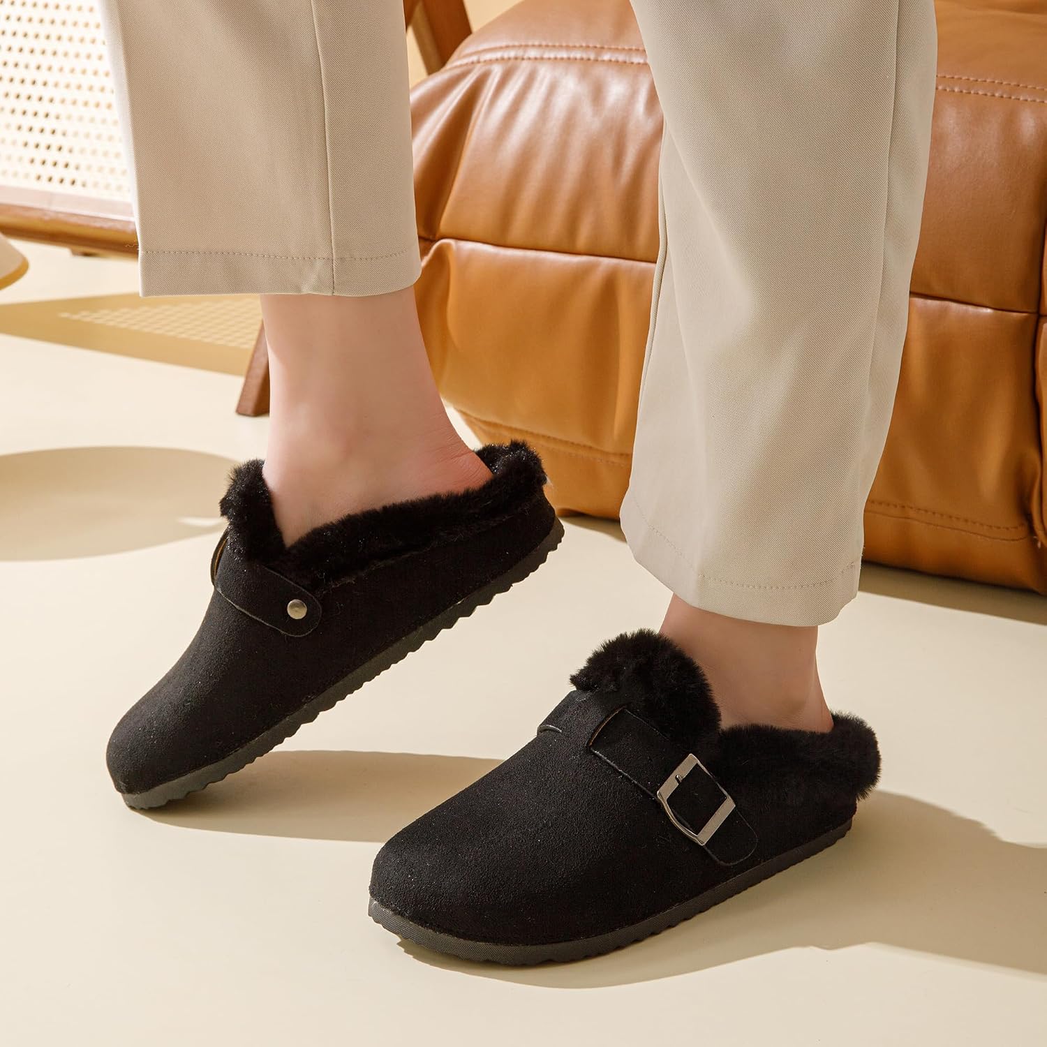 Detalle de JOMIX gevoerde winterpantoffels voor dames met suède-look en verstelbare gesp
