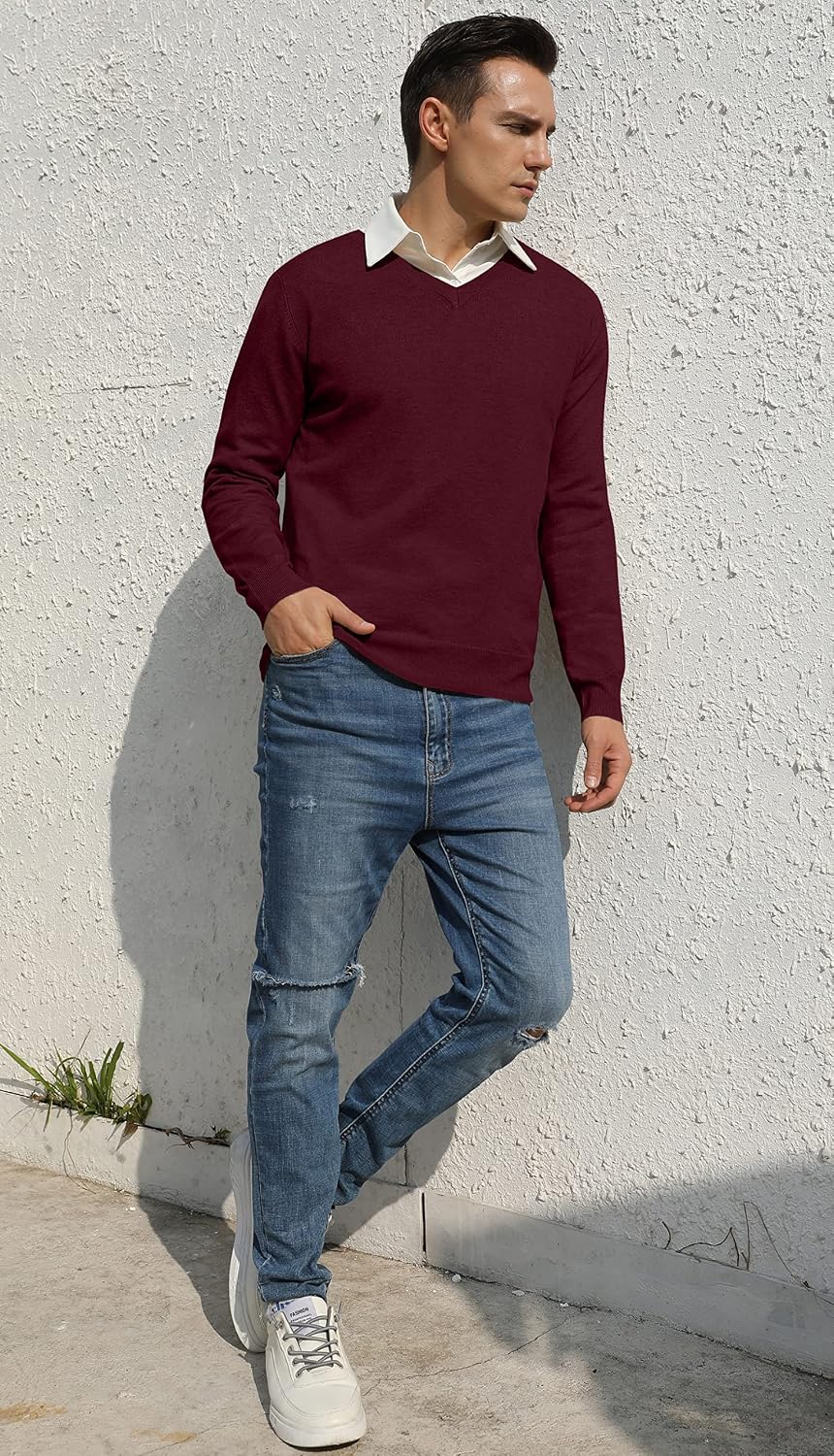 Detalle de Sailwind men’s V-neck knit pullover with soft ribbed cuffs and hem