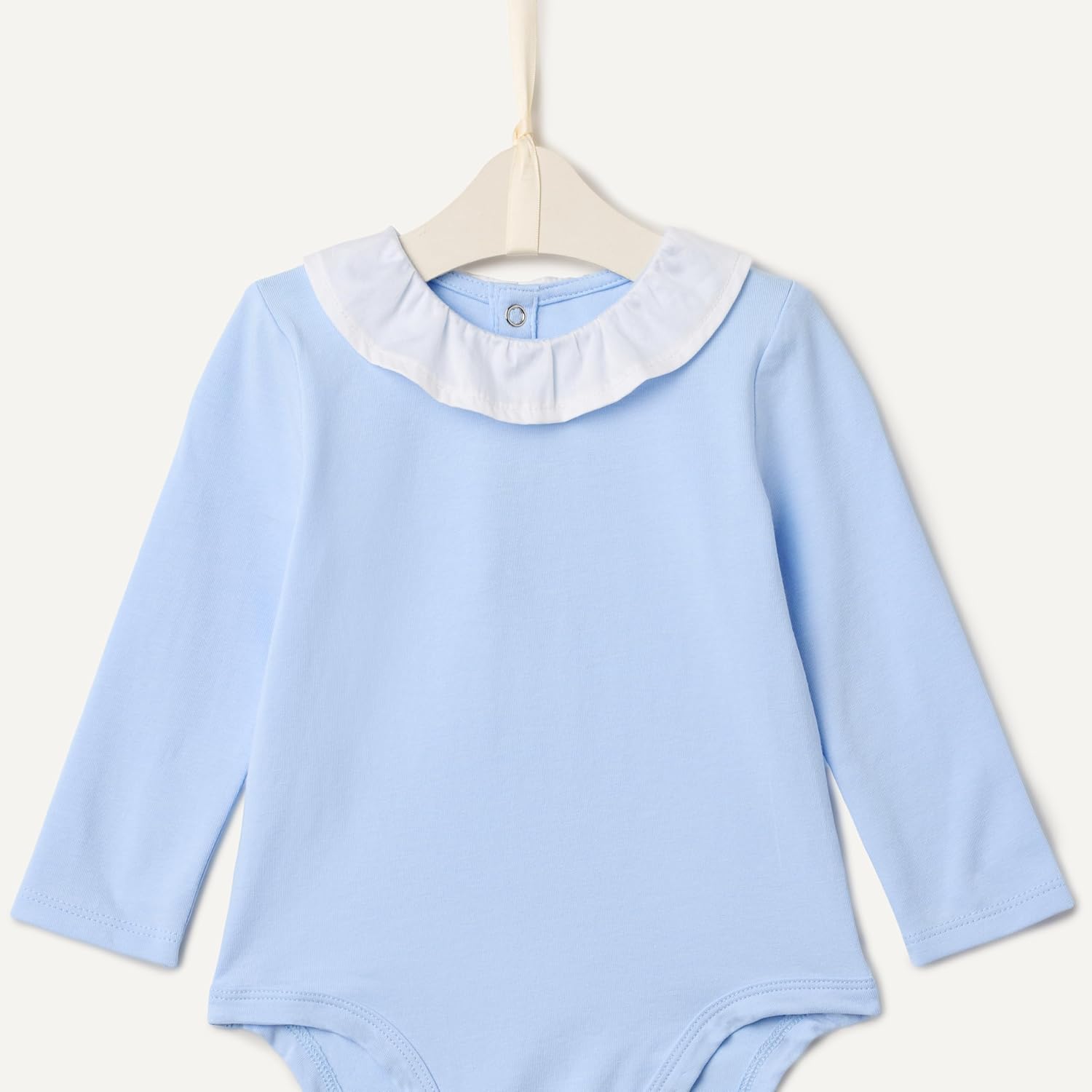 Detalle 2 de Amazon Essentials x Sofia Grainge Baby Girls Long-Sleeve Ruffle Collar Bodysuit, Pack of 2