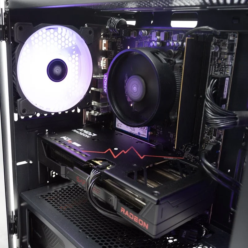 Thumbnail 1 de PcCom Lite AMD Ryzen 5 8400F / 16GB / 1TB SSD / RX 9060 XT 16GB — potencia equilibrada para uso general y gaming moderado