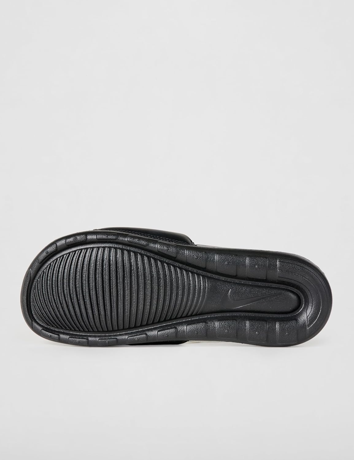 Detalle 2 de NIKE Victori One para hombre: chanclas con suela de caucho y diseño plano (Black White Black, 44 EU)