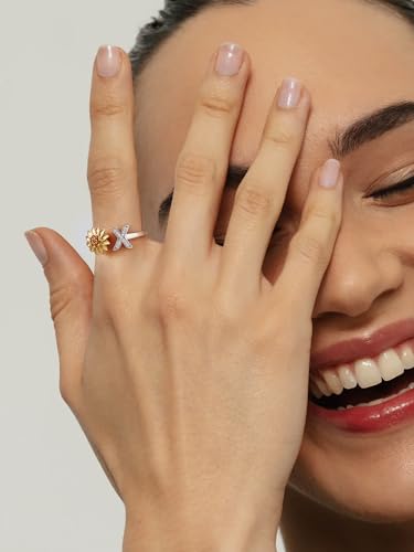 Detalle de Anillo inicial M en plata de ley 925 con flor girasol giratorio y circonita – ChicSilver