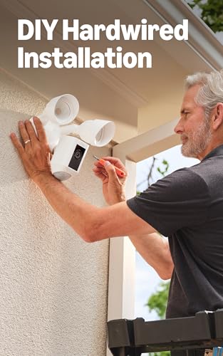 Detalle de Ring Floodlight Cam Wired Plus: 1080p HD security with motion-activated floodlights