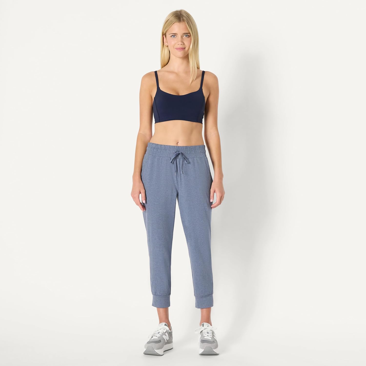 Detalle de Amazon Essentials Women’s Athletic Soft Performance Cropped Capri Workout Jogger (Relaxed Fit)