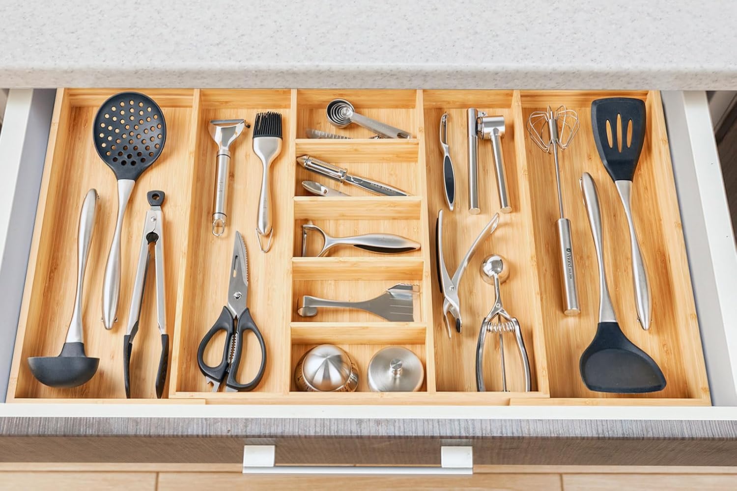 Detalle 2 de Umilife Extra Large Expandable Kitchen Drawer Organizer — 19" Deep, 19" to 33" Width, Bamboo Wood