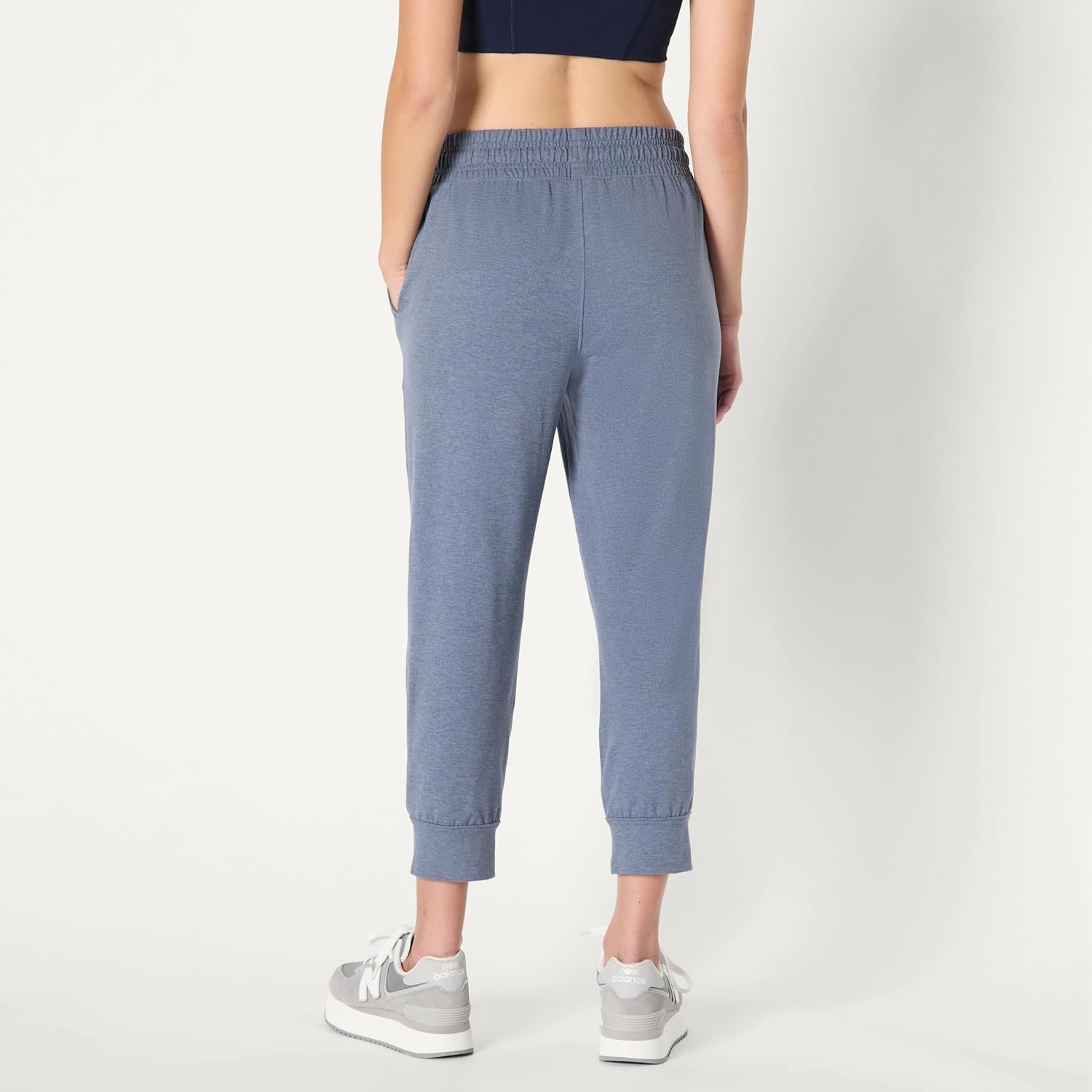 Detalle de Amazon Essentials Women’s Athletic Soft Performance Cropped Capri Workout Jogger (Relaxed Fit)
