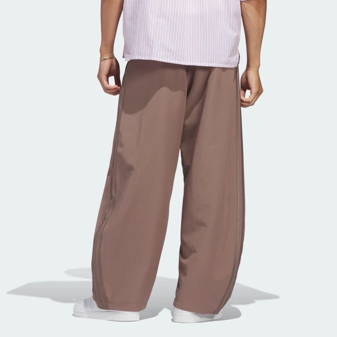 Thumbnail 1 de Pantalón Originals Woven Barrel de Adidas: comodidad y estilo urbano en marrón