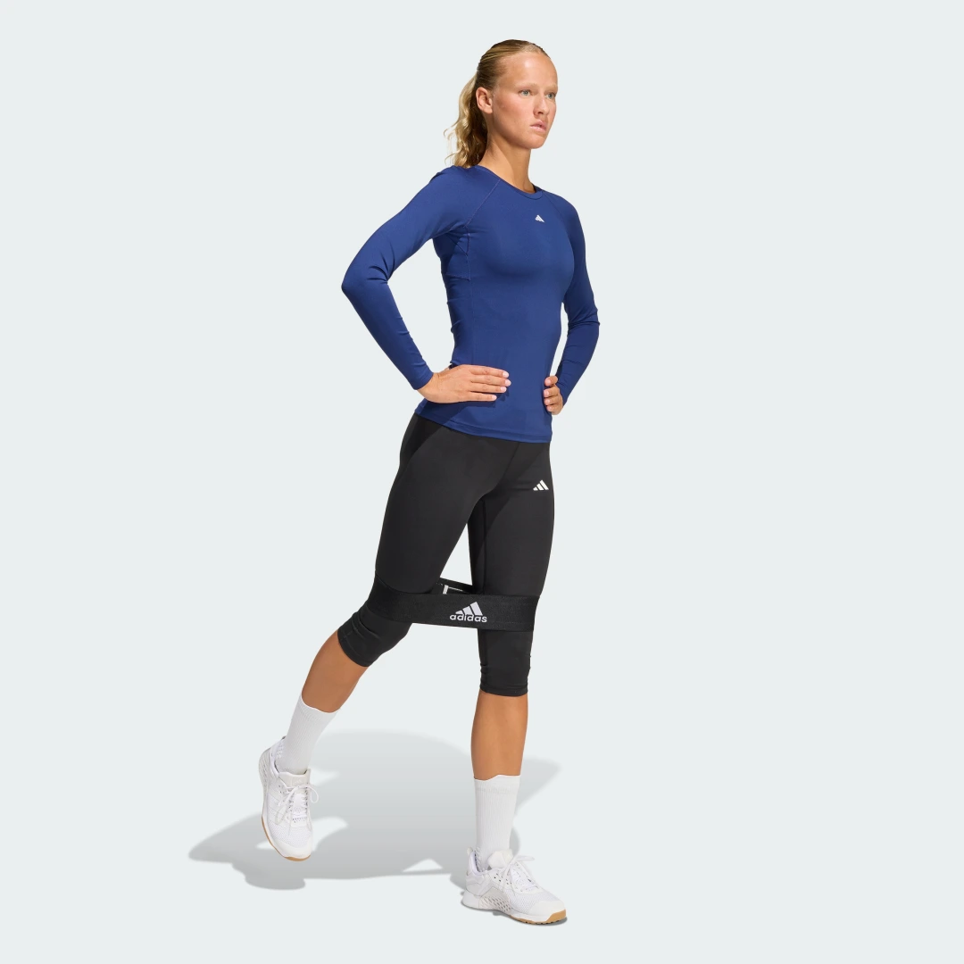 Detalle 2 de Mallas Capri Techfit de Adidas en azul: comodidad para entrenar