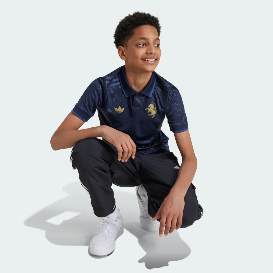 Detalle de Camiseta Juventus 24/25, tercera equipación (Adolescentes) – Adidas