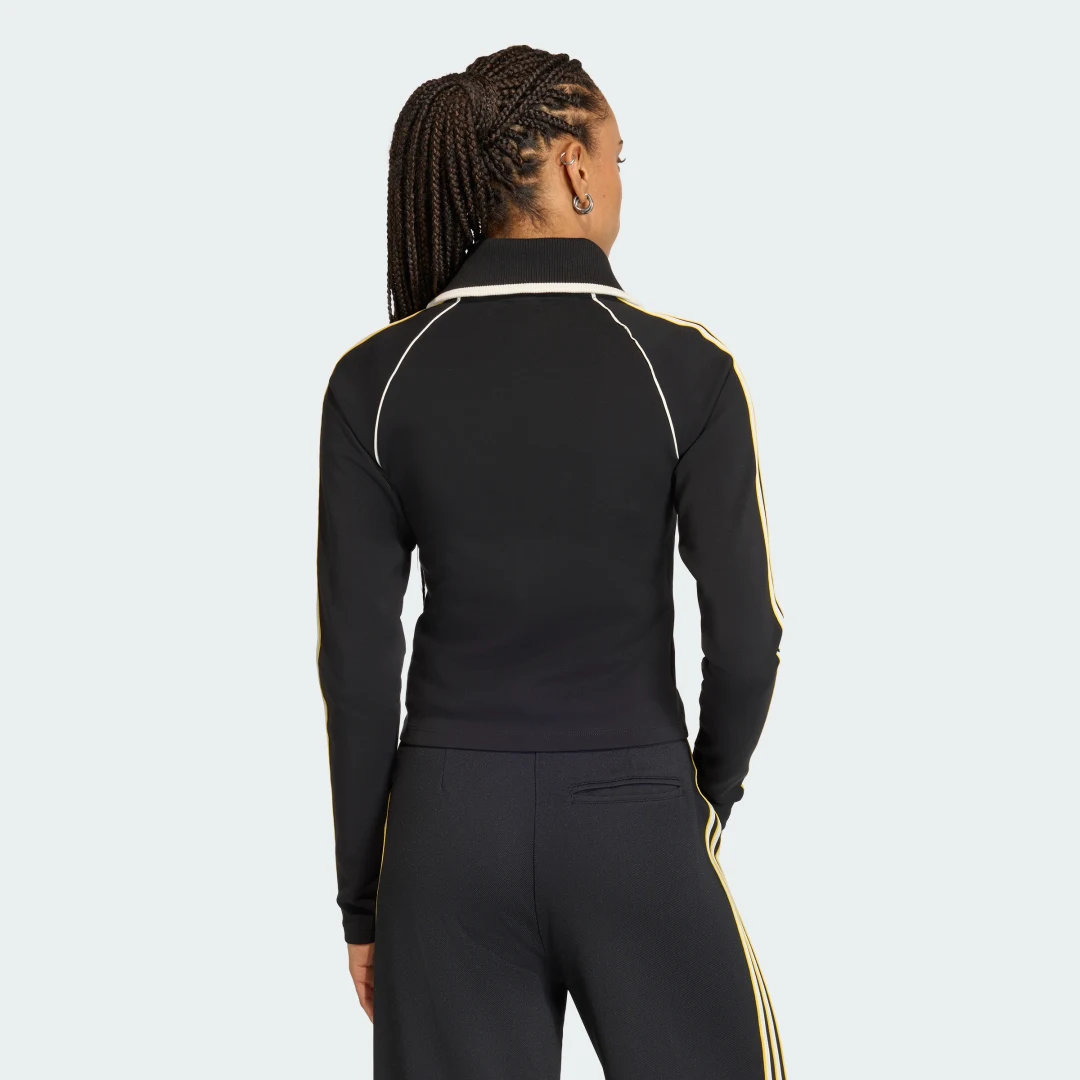 Detalle 2 de CHAQUETA DEPORTIVA ENTALLADA FIREBIRD de Adidas: minimalismo práctico para entrenos y casual