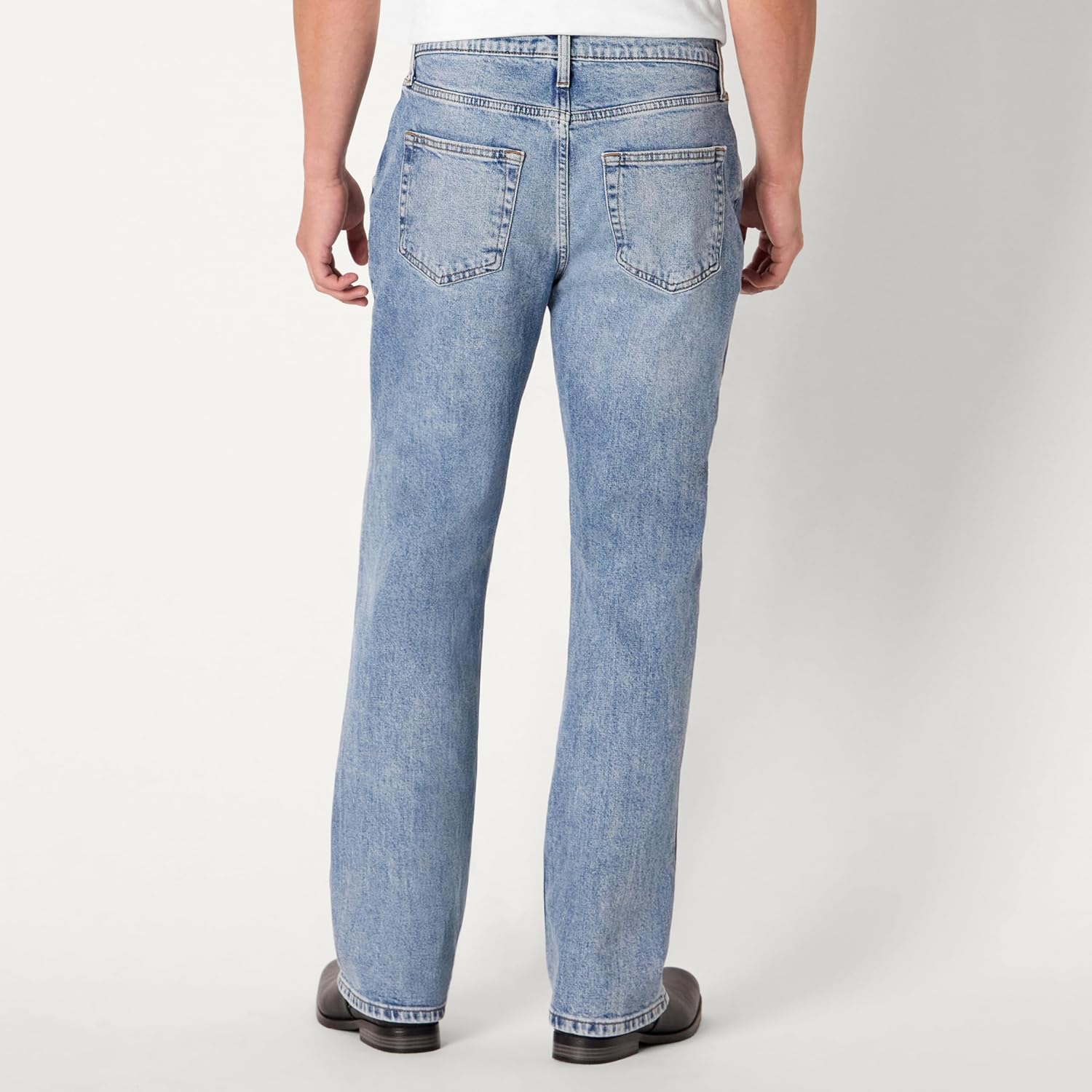 Thumbnail 1 de Amazon Essentials Herren Straight-Fit Bootcut-Jeans mit geringem Stretchanteil