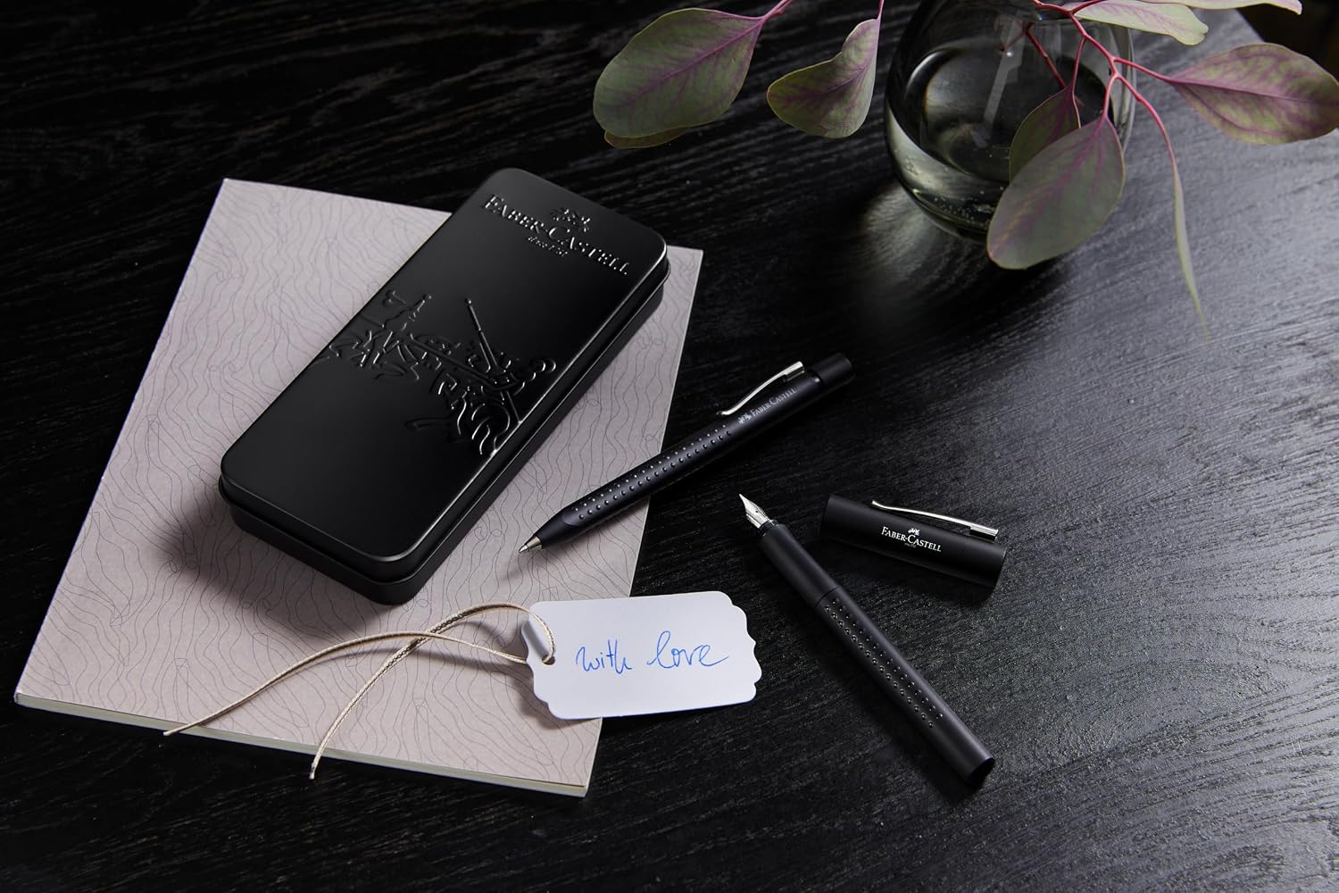 Detalle de Faber-Castell Set Stilo Sfera Grip Edition All Black: regalo elegante in astuccio metallico