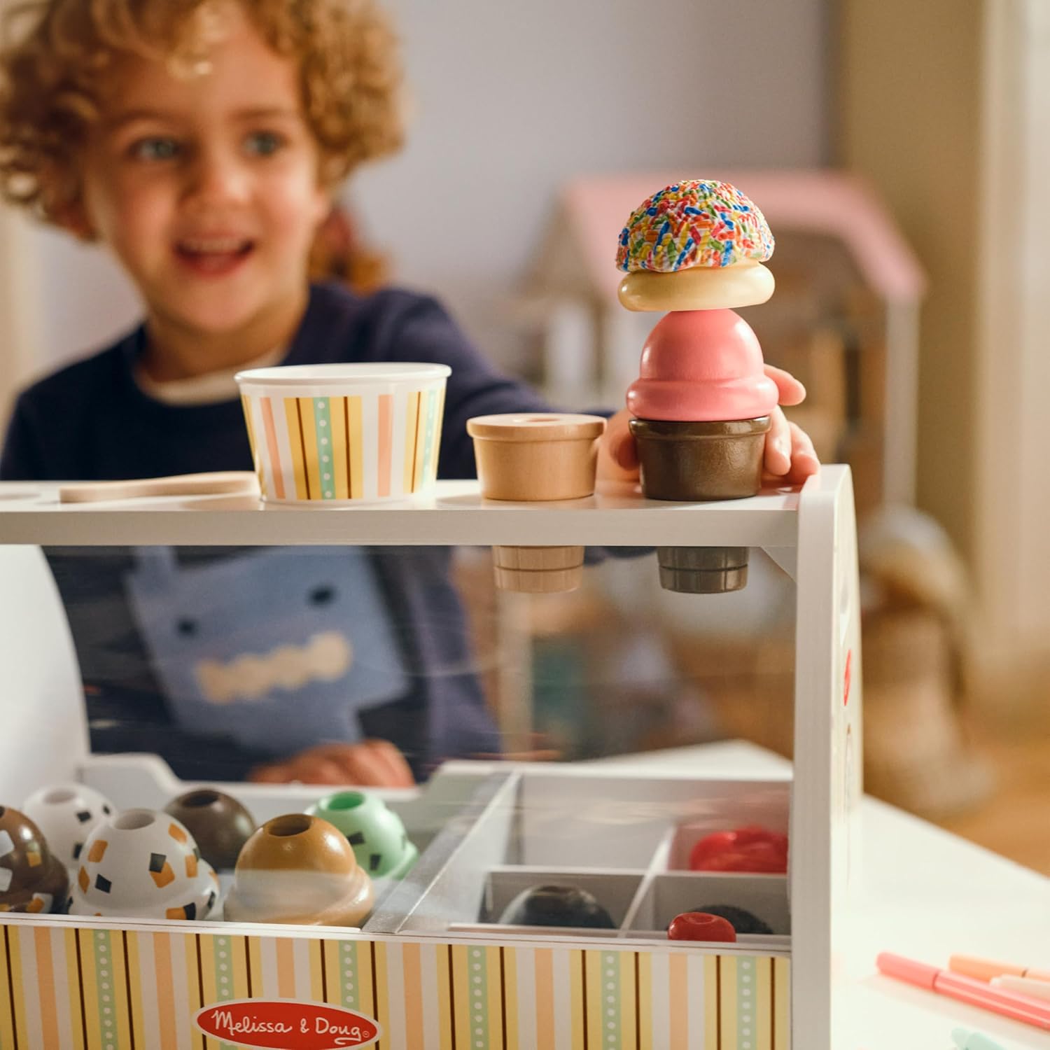 Detalle 2 de Melissa & Doug Eisdiele aus Holz, 28-teilig (mit Spielgeld) – Rollenspiel für Eiscreme im Laden
