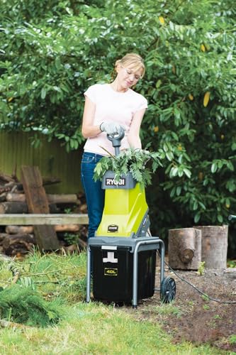 Detalle 2 de RYOBI Broyeur de Végétaux 2500 W RSH2545B – Bac 40 L, Roues, Système à Couteaux