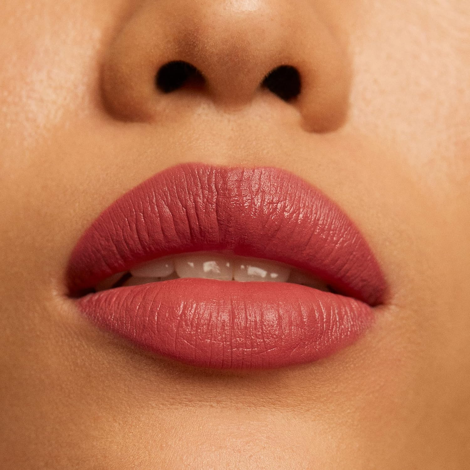 Detalle de 3ina The Lipstick 254 Dunkelrosa – mattierender Lippenstift mit Vanilleduft, Vitamin E & Shea Butter (vegan, cruelty free)