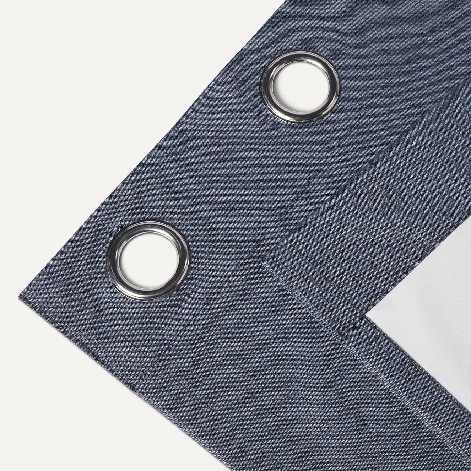 Detalle 2 de Amazon Basics 100% Blackout Eyelet Curtains 132 x 244 cm 🪟