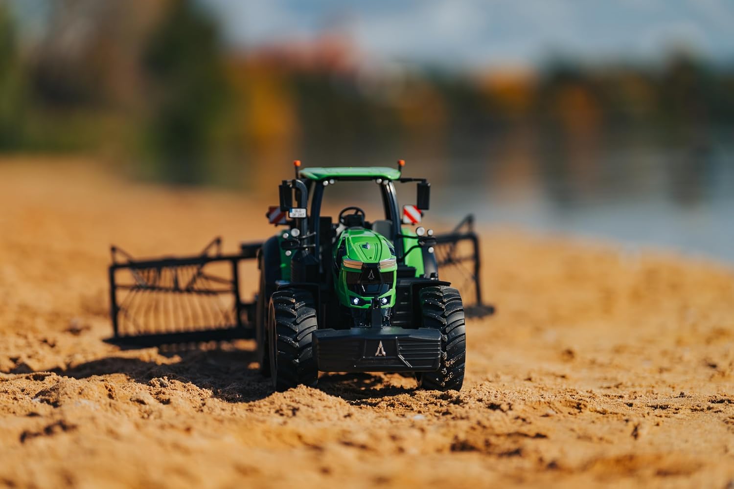 Detalle 2 de Carson Deutz 8280TTV RC 1:16 – ciągnik z przyczepą, światłami i dźwiękiem