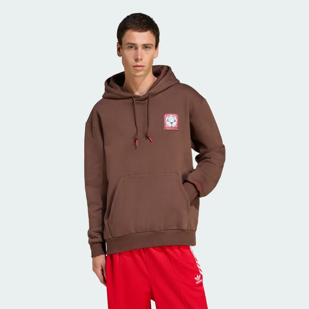 Detalle de Sudadera estampada con capucha de Adidas: comodidad y estilo para el día a día