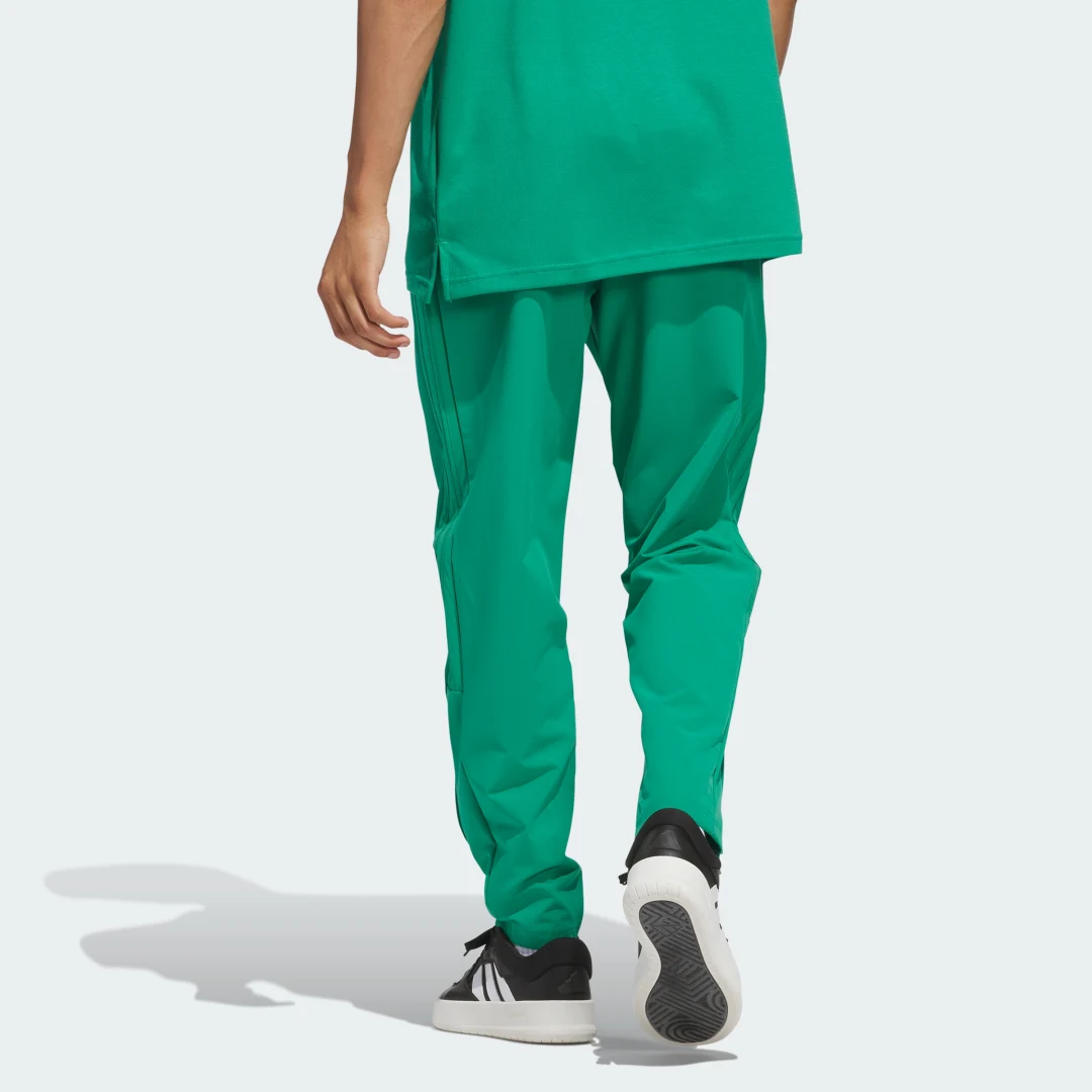 Detalle 2 de Woven Track Pants de Adidas: pantalón deportivo en verde para entrenar y descansar