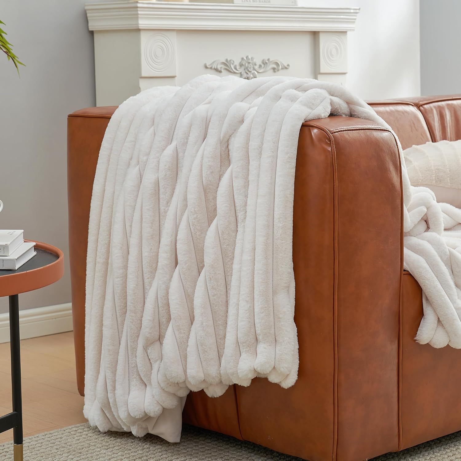 Detalle 2 de Amélie Home Faux Fur Throw Blanket 55"x70"