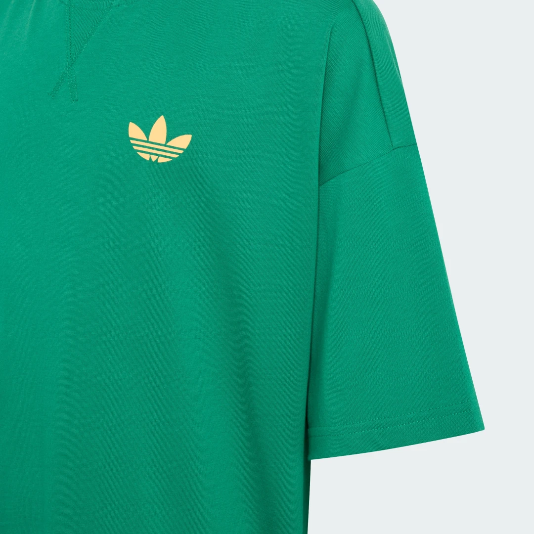 Detalle de Camiseta estampada DINO de Adidas — verde, casual y para uso diario
