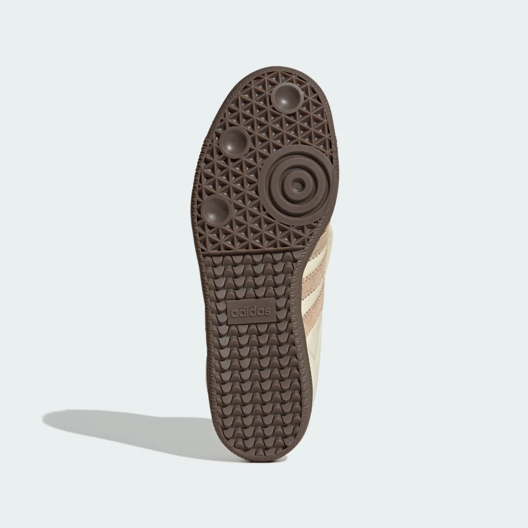 Detalle de Zapatilla Samba LT de Adidas — estilo clásico en blanco