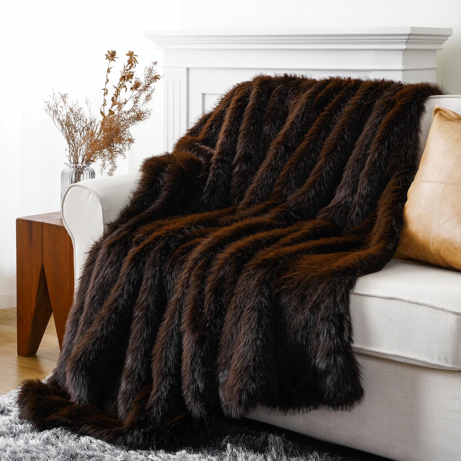 Detalle de Battilo Chocolate Faux Fur Throw Blanket, 60" x 80", Long-Pile, Two-Sided
