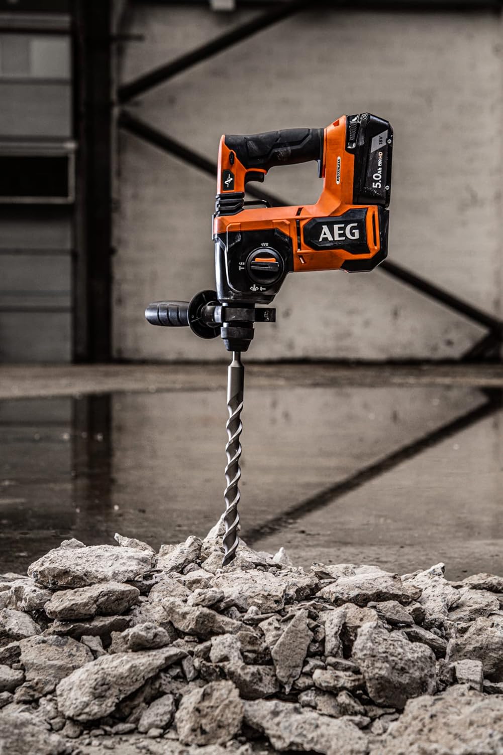 Detalle 2 de AEG BBH18BL2-502C Tassellatore SDS-Plus Brushless 18V con 2 batterie 5.0Ah – Foratura 26 mm e 2,5 J di impatto