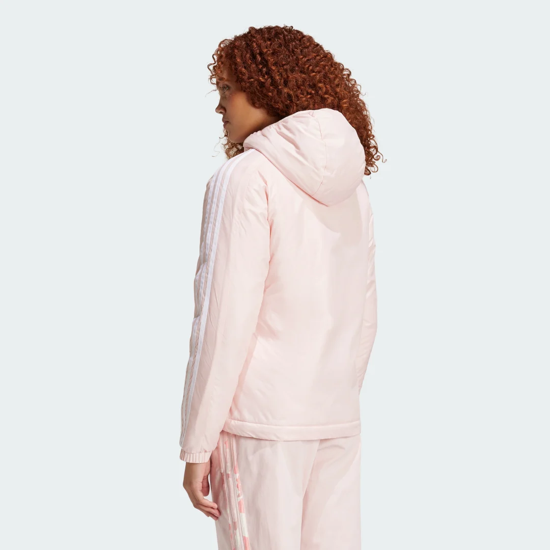 Detalle de Chaqueta con capucha Essentials Insulated 3 bandas (rosa) – Adidas