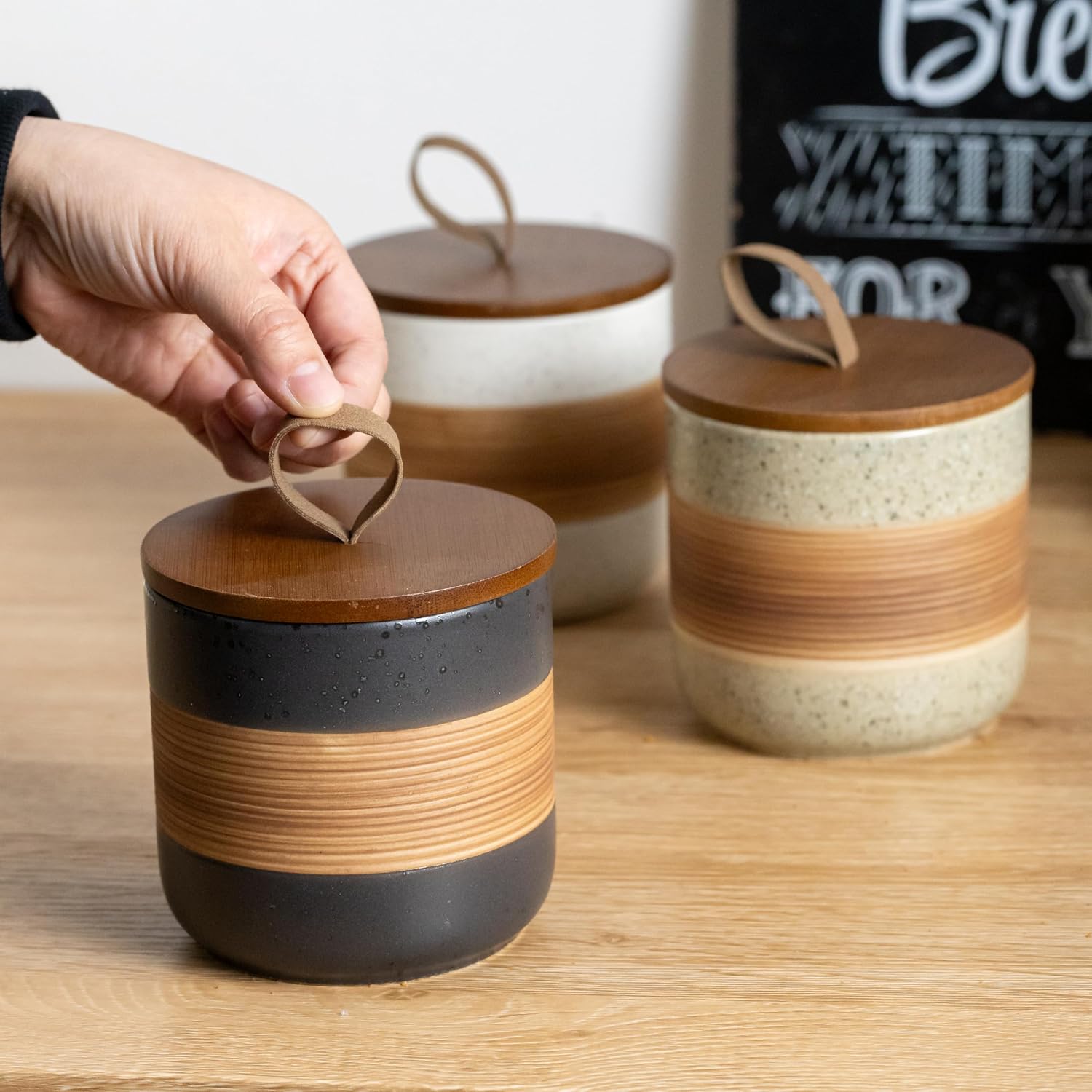 Detalle 2 de Miamolo Large Storage Containers with Lids (Ceramic Kitchen Food Jars), Black, 61 fl.oz