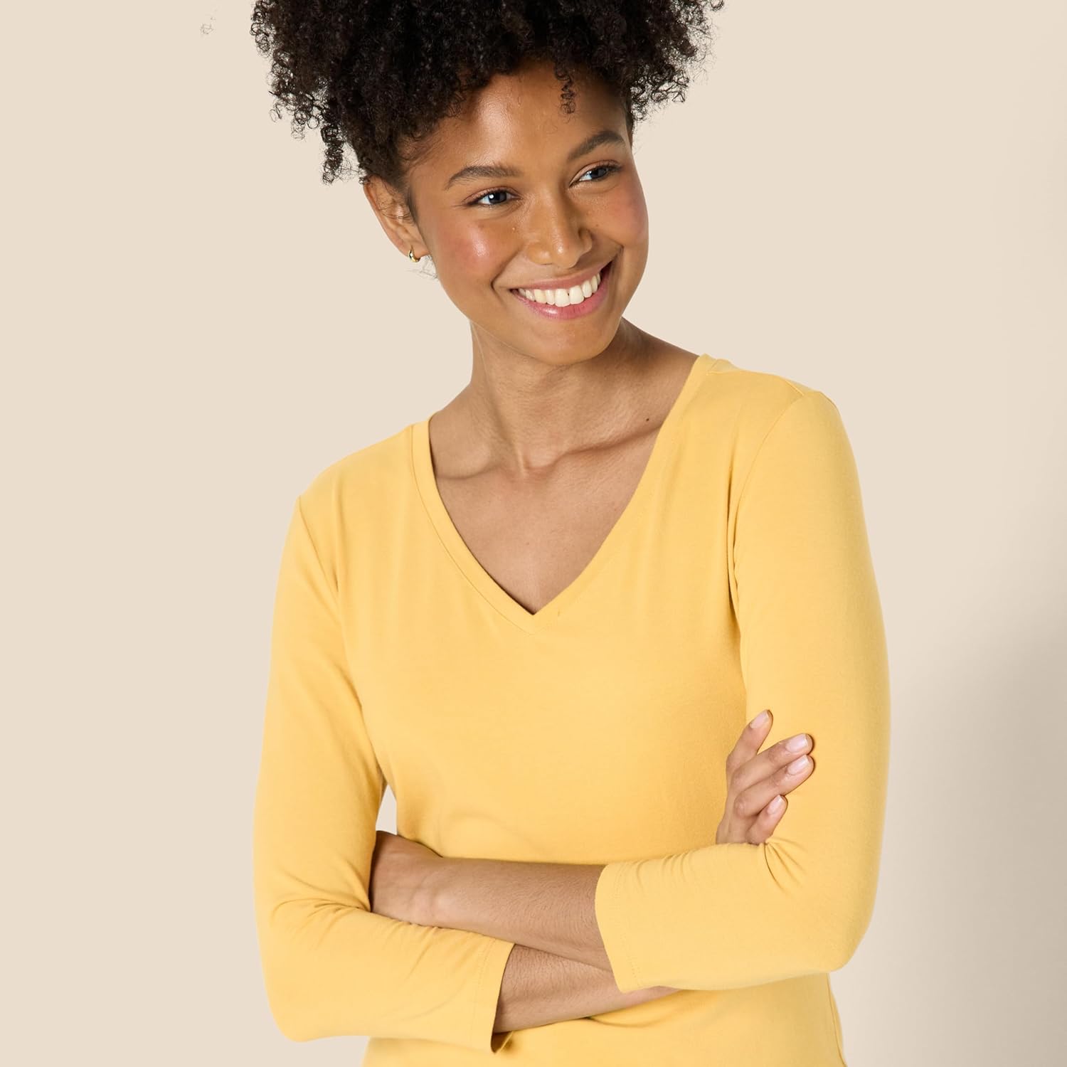 Detalle 2 de Amazon Essentials Women's Regular-Fit 3/4 Sleeve V-Neck T-Shirt (Available in Plus Size)