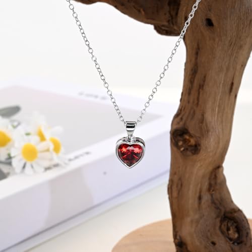 Detalle de Aliyoham Red Garnet Necklace: Silver Heart Pendant with Cubic Zirconia