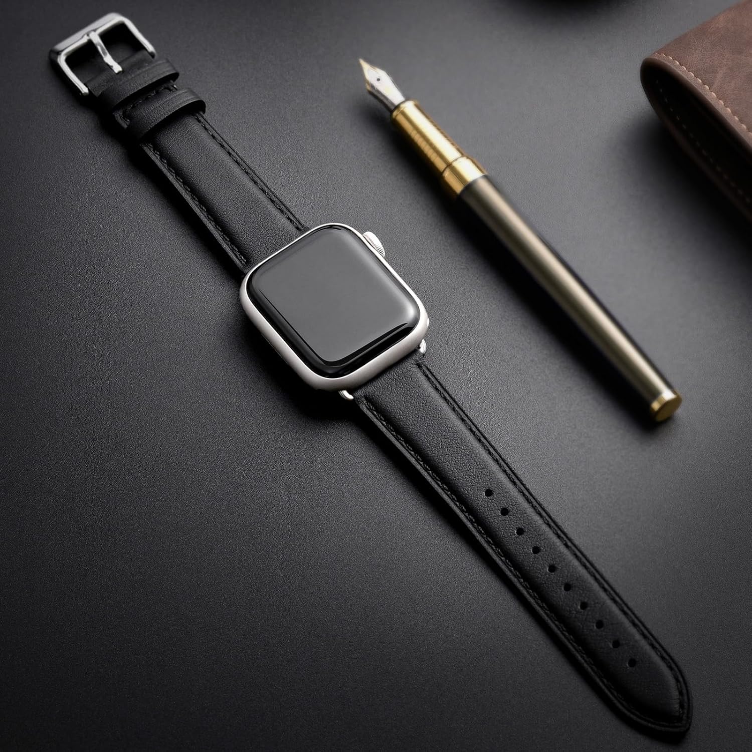 Detalle de SUNFWR Genuine Leather Apple Watch Strap 38/40/41/42mm — Classic Leather, Secure Buckle