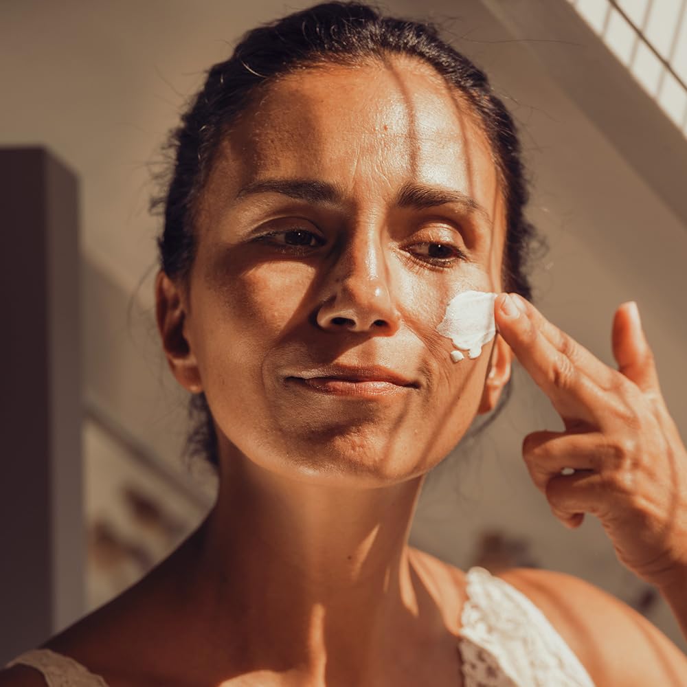 Detalle de JUNGLÜCK Sonnenfluid Gesicht SPF 50 (vegan) – leichtes Breitspektrum-Fluid ohne Weißeleffekt