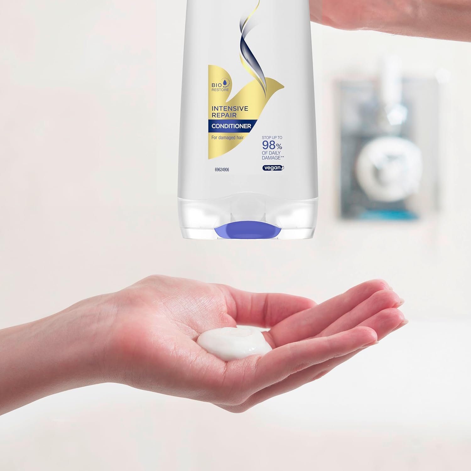 Thumbnail 4 de Dove Après-shampooing Reconstituant Ultra Care Intensive Repair (3 x 200 ml) pour cheveux abîmés