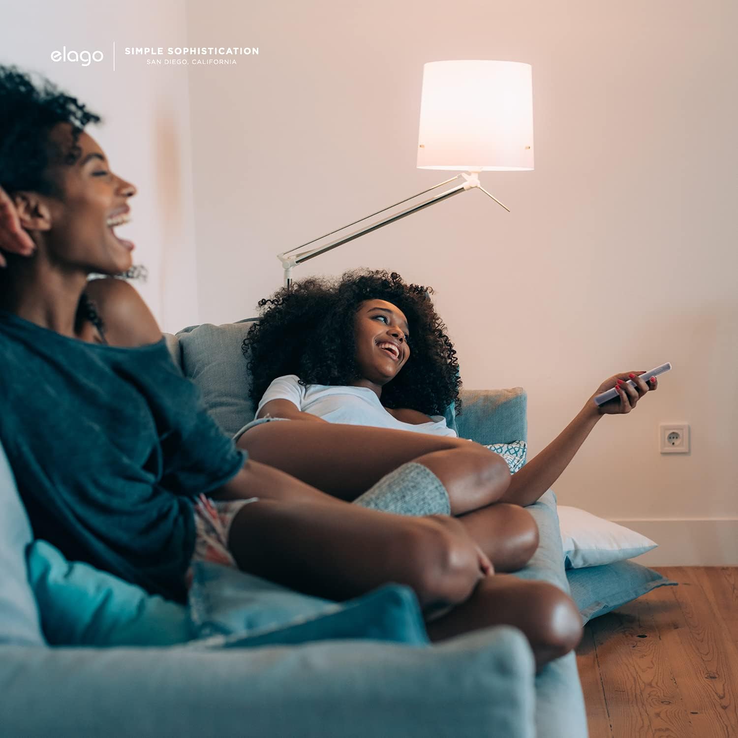 Thumbnail 1 de elago Étui R2 en silicone pour Apple TV 4K Siri Remote (3e gen 2022 & 2e gen 2021) – bleu phosphorescent