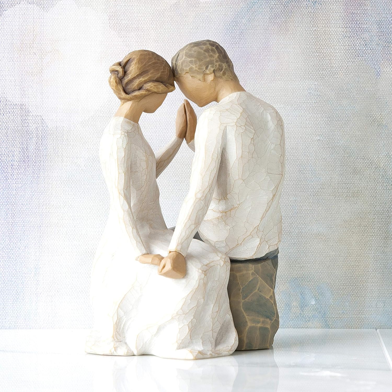 Detalle 2 de Enesco Willow Tree Around You Figurine – Handbemalte Harzskulptur, 16 cm