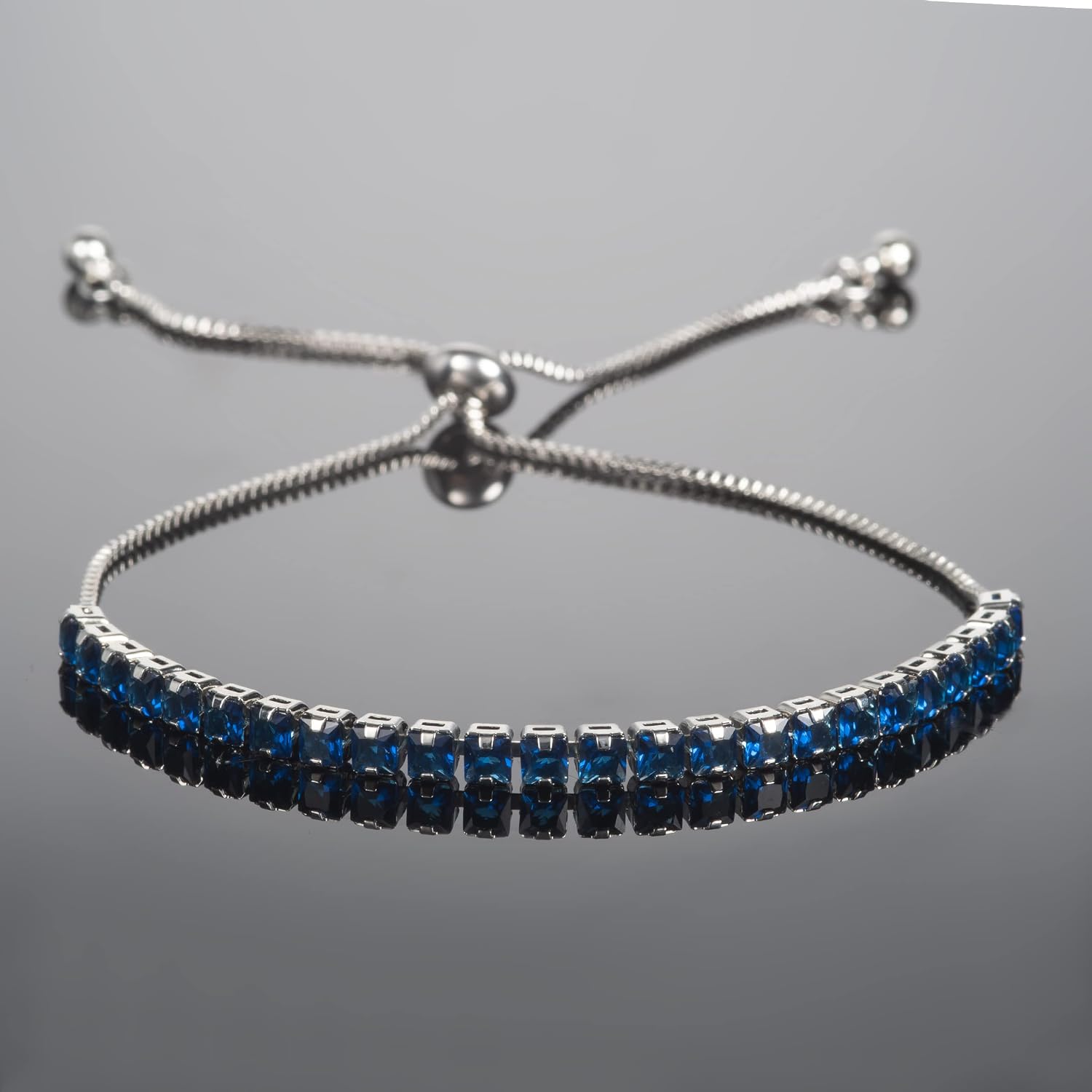 Detalle de Bracciale regolabile ZAVANA con zirconi cubici e chiusura a perlina