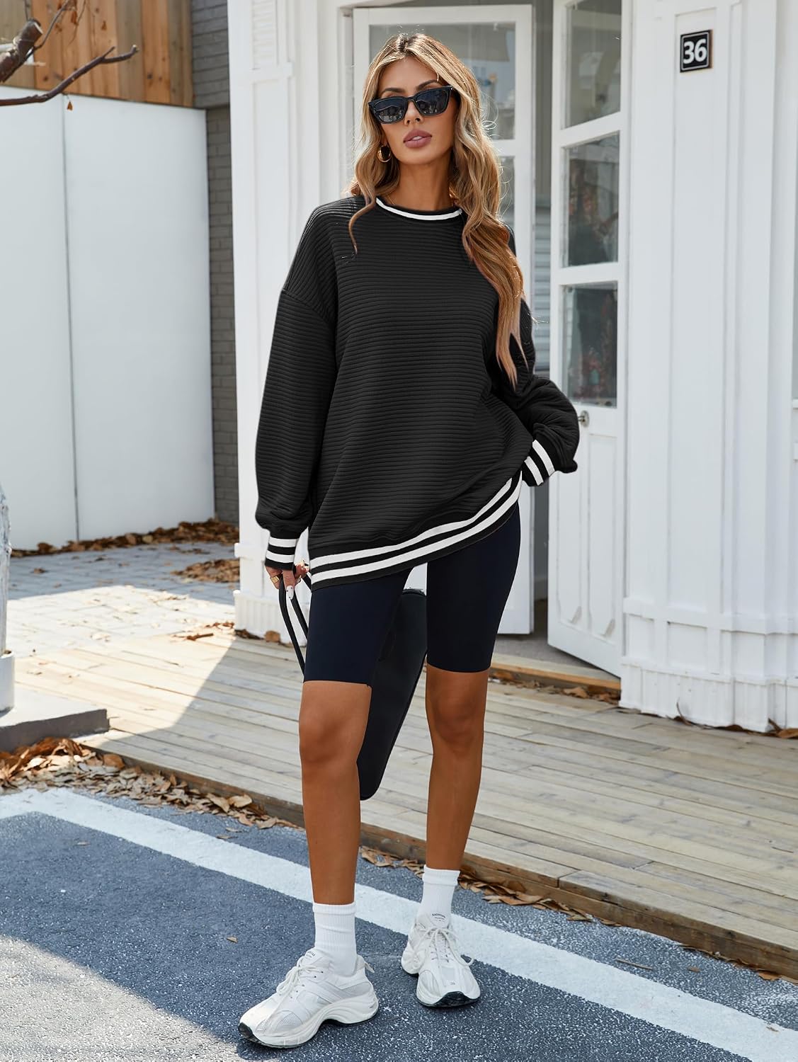 Detalle de Famulily Women's Oversized Striped Cropped Crewneck Sweatshirt – Fall / Winter